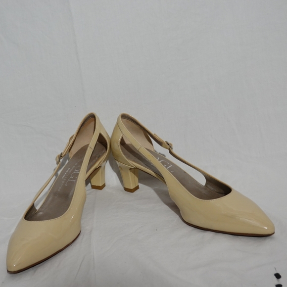AGL Tan Patent Leather Low-heeled Pump with Cutout Sides, size 38½ - Picture 7 of 7
